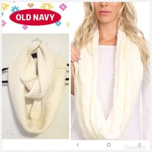 Infinity scarf 🧣 just in time for the cooler weather. Take advantage.